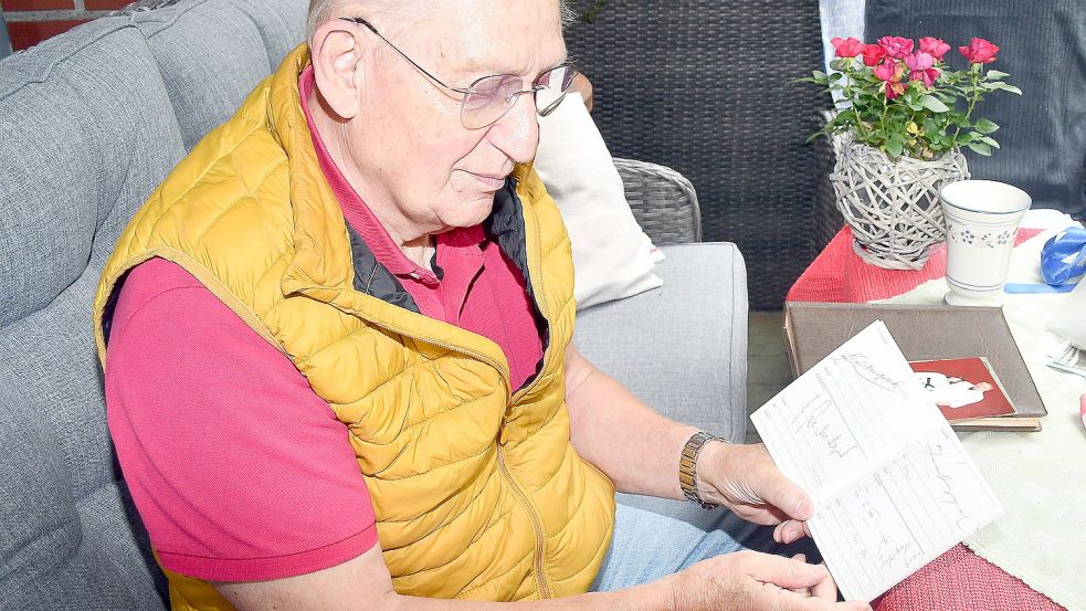 Volker Hagen blättert noch immer gerne in seinem Buch mit Autogrammen von Prominenten, die er bei den Olympischen Spielen 1972 in München traf.Foto: Gerd-Arnold Ubben