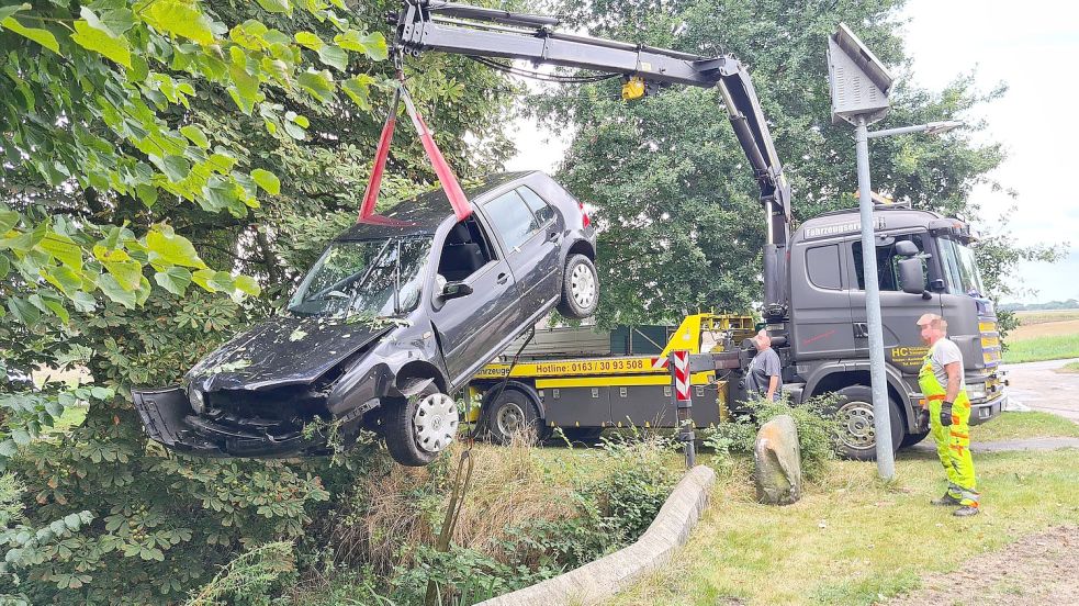 Mit einem Abschleppwagen wurde das Auto endgültig aus dem Grünstreifen gezogen. Foto: Feuerwehr