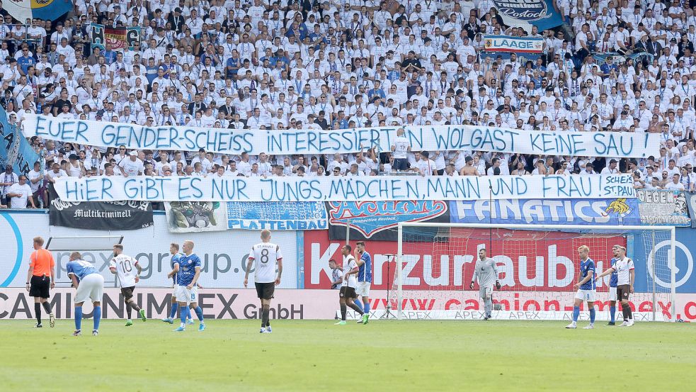 Mit homophoben und transphoben Spruchbändern sorgten Fans des FC Hansa auf der Südtribüne während des Nord-Derbys gegen den FC St. Pauli für eine Menge Ärger und Kopfschütteln. Foto: Lutz Bongarts