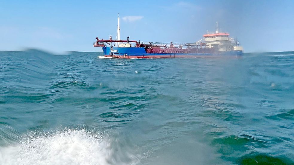 Die Seenotretter nähern sich mit dem Seenotrettungsboot Secretarius der DGzRS dem Baggerschiff „Magni R“, um einen verletzten Seemann zu übernehmen. Foto: Die Seenotretter – DGzRS