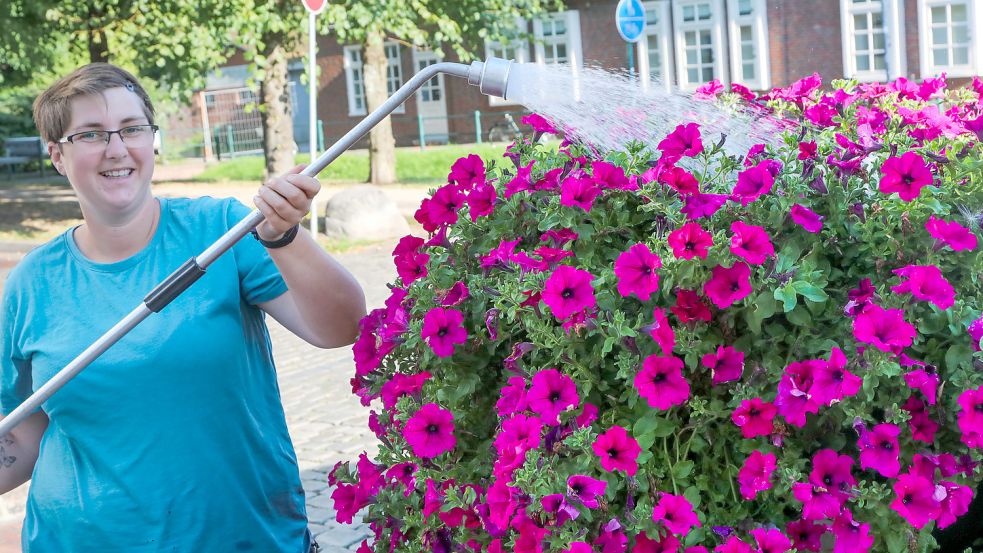 Claudia Cornelius vom Betriebshof der Stadt Aurich bewässert Blumen. Foto: Romuald Banik