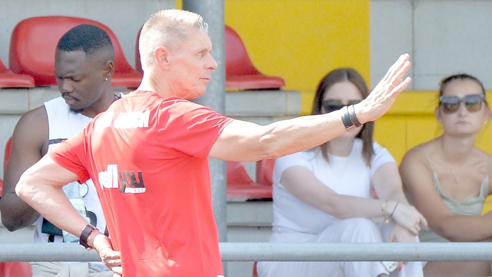 Der Auricher Trainer Uwe Groothuis behält nach vier Pflichtspielniederlagen der SpVg einen kühlen Kopf. Kein Grund zur Panik, stellt der 68-Jährige klar. Die Mannschaft hat noch Nachholbedarf bei der Fitness. Daran wird gearbeitet. Foto: Bernd Wolfenberg