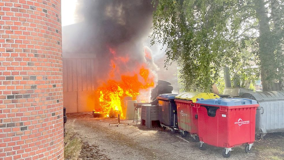 Flammen und Rauch drangen aus dem Gebäude. Foto: Feuerwehr Norden