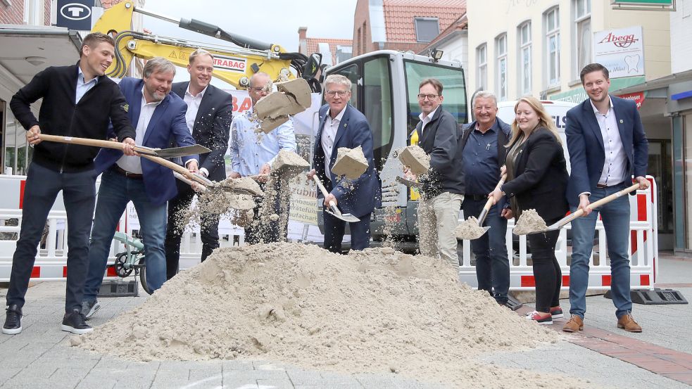 Vertreter von Stadt, Rat und Baufirma beim offiziellen Spatenstich in der Osterstraße. Foto: Romuald Banik