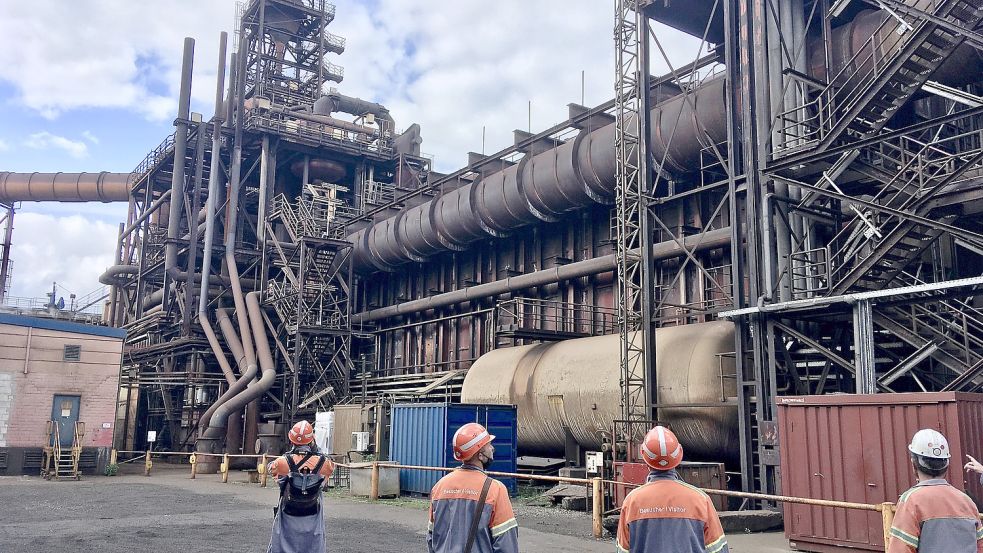 Die Reduktionsanlage des Stahlwerks Arcelor Mittal im Hamburger Hafen läuft bisher mit Erdgas. Künftig soll hier Wasserstoff zum Einsatz kommen. Foto: Markus Lorenz