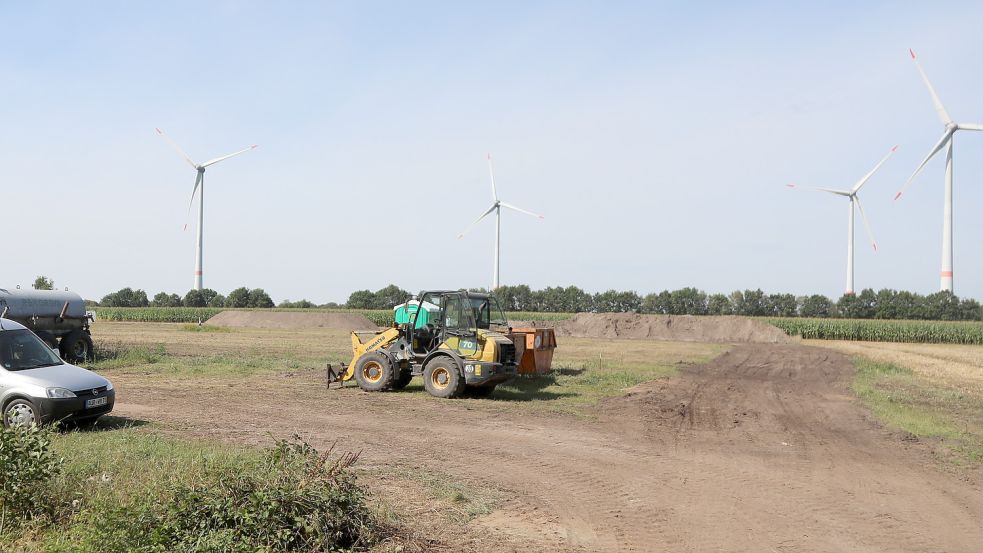 Seit gut drei Wochen laufen die Arbeiten nahe Tannenhausen. Im Hintergrund sind bereits vorhandene Enercon-Anlagen in der angrenzenden Gemeinde Neuschoo zu sehen.Foto: Romuald Banik