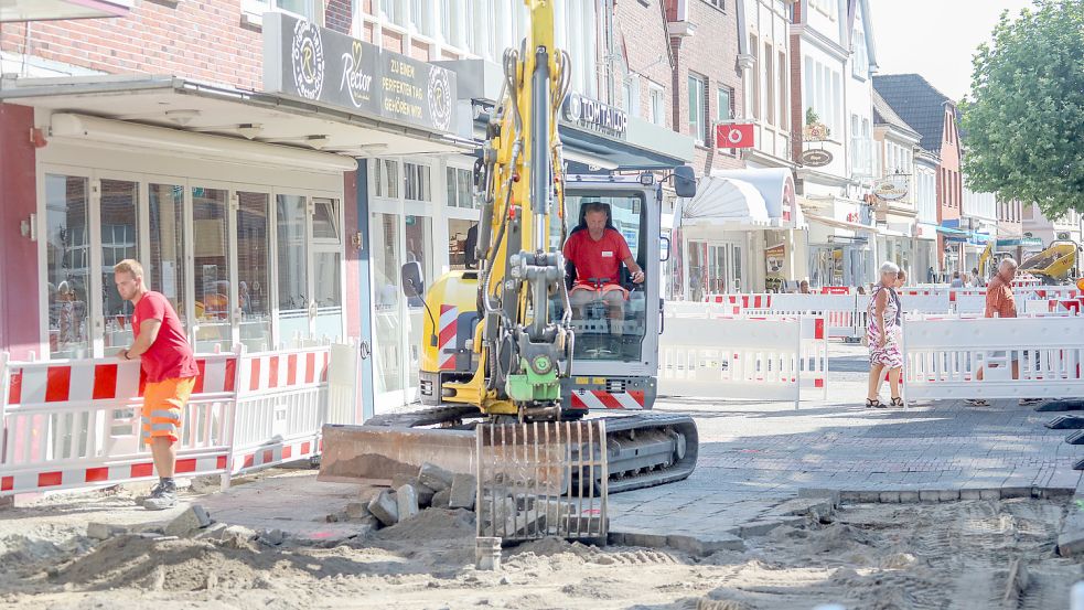 Am Tag nach dem Stadtfestwochenende wurden die Arbeiten in der Osterstraße planmäßig wieder aufgenommen. Fotos: Romuald Banik