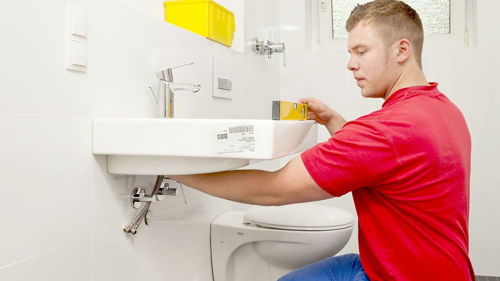 Eines der Gewerke, das in diesem Jahr einen Zuwachs verbuchen konnte: Die Anlagenmechaniker für Sanitär-, Heizungs- und Klimatechnik. Foto: www.amh-online.de