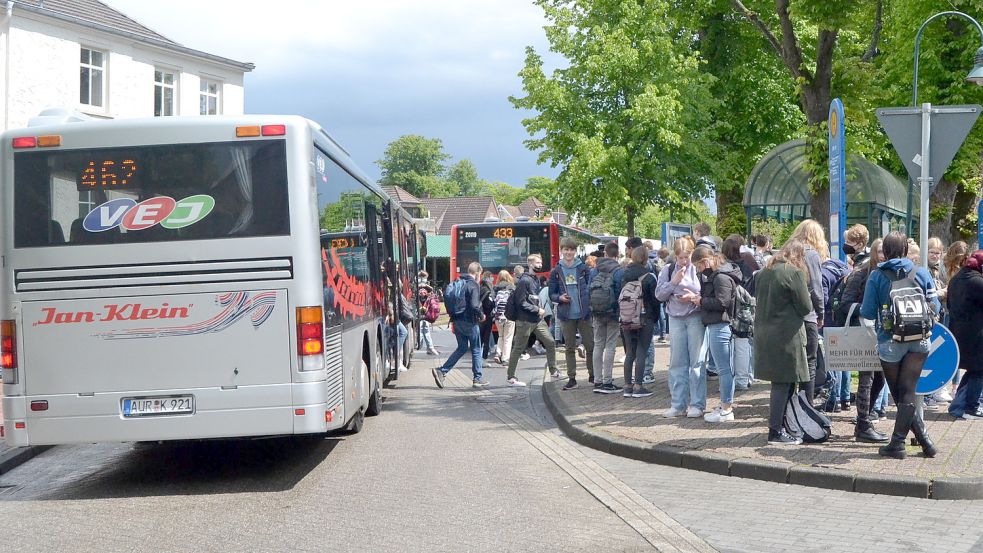 Besonders zur Mittagszeit ist am Auricher Zob viel los. Foto: Neelke Harms