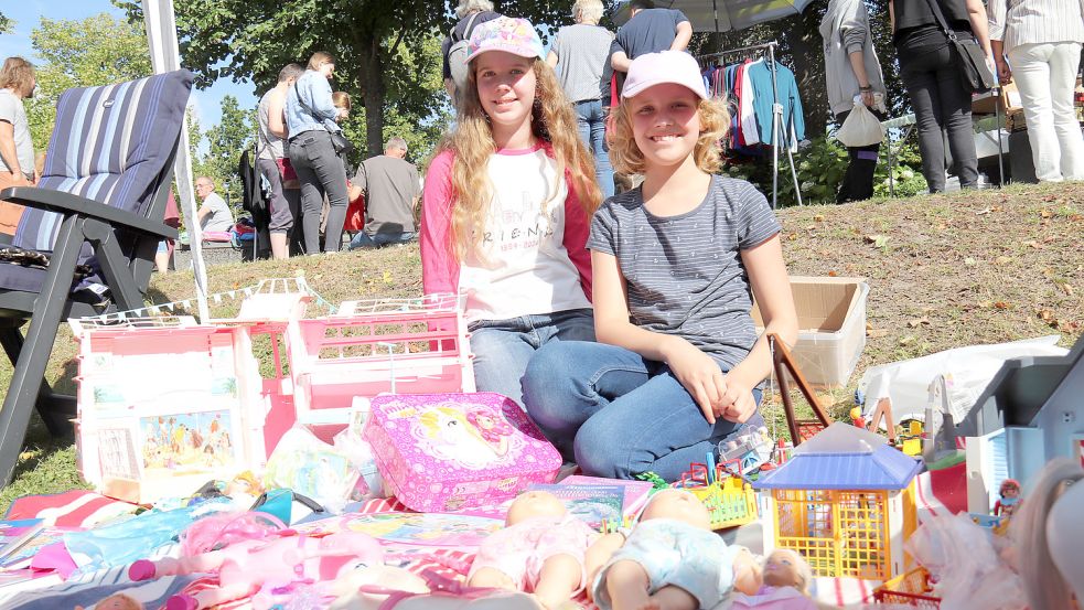 Frauke (links) und Rieke Mennenga haben beim Flohmarkt einen Teil ihrer Spielsachen angeboten. Foto: Heino Hermanns