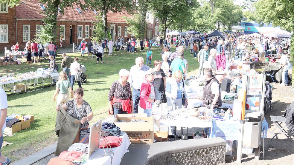 Insgesamt war der Flohmarkt zwar kleiner – gehandelt und gefeilscht wurde aber dennoch fleißig. Foto: Heino Hermanns