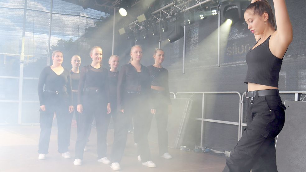 Die Tanzschule Astrid Löschen präsentierte mehrere Tanz-Ensembles auf der Hauptbühne auf dem Marktplatz. Foto: Heino Hermanns
