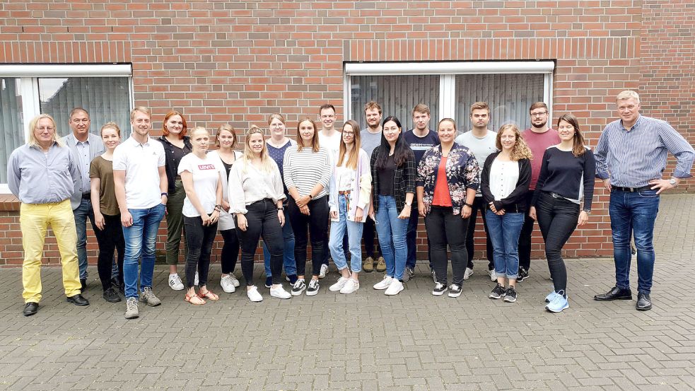 Landtagsabgeordneter Ulf Thiele (rechts) hieß die angehenden Lehrkräfte in Ostfriesland willkommen. Das Foto zeigt Dr. Jelko Peters (von links) und Stefan Ulrichs vom Studienseminar Leer. Foto: Abels