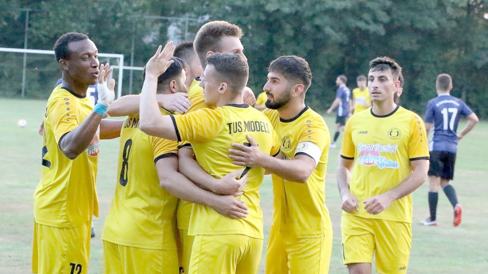 Die Middelser Spieler bejubeln das frühe 1:0 von Henning Corell. Danach taten sich die Gastgeber aber schwer. Foto: Wilfried Gronewold