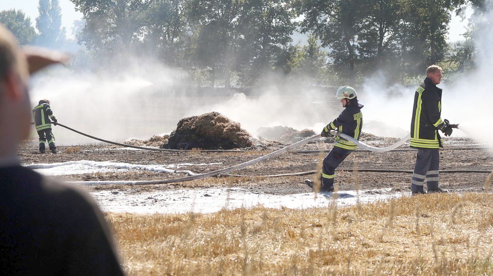 In Timmel brannte vor zwei Wochen eine Rundballenpresse und setzte ein Feld in Brand. Foto: Romuald Banik