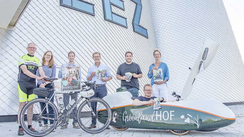 Sie hoffen auf große Resonanz beim Stadtradeln 2022: Anton Scholtalbers (Stadt Leer), Theda Eilers (Stadt Emden), Patrick Mentzel (Stadt Aurich), Ingo de Vries (Landkreis Aurich), Jens Schult (Landkreis Wittmund), Irma Kracke (Stadt Norden), sitzend: Tjarko Tjaden. Foto: Landkreis Aurich