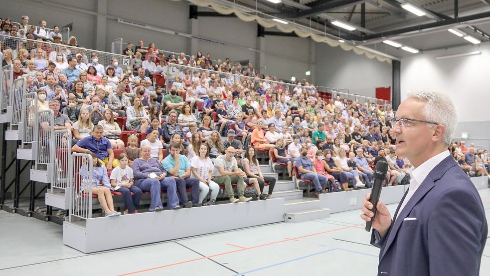 Schulleiter Rüdiger Musolf begrüßte die „Abiturienten des Jahres 2031“. Foto: Romuald Banik