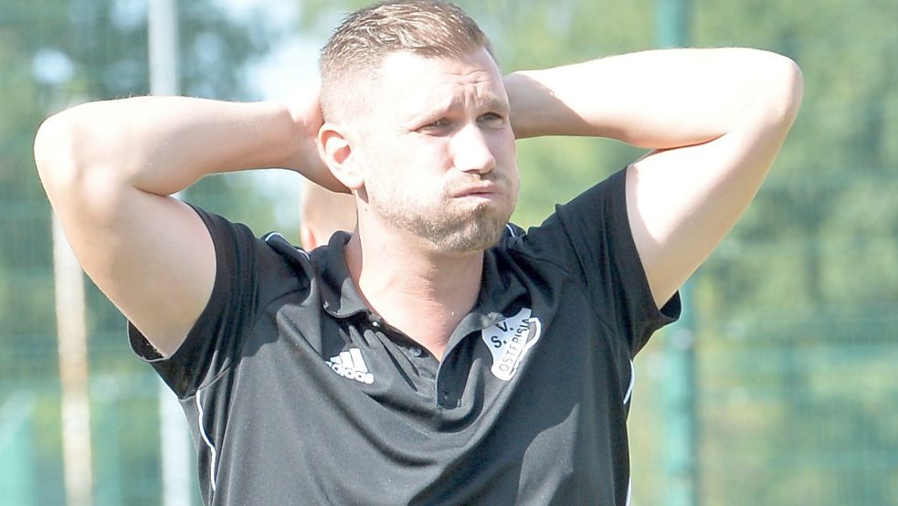 Ostfrisia-Trainer Dennis Debelts musste wieder aufregende Minuten überstehen.Foto: Bernd Wolfenberg