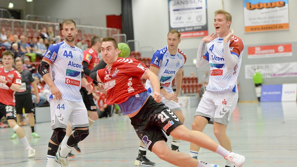 Schon zum Auftakt der vergangenen Saison trafen die Drittliga-Handballer des OHV Aurich (im Bild Nikita Pliuto) im DHB-Pokalspiel auf einen attraktiven Gegner: Zweitligist TV Großwallstadt. Nicht weniger reizvoll ist der Gegner in dem Wettbewerb diesmal: Zweitligist VfL Lübeck-Schwartau. Foto: Bernd Wolfenberg