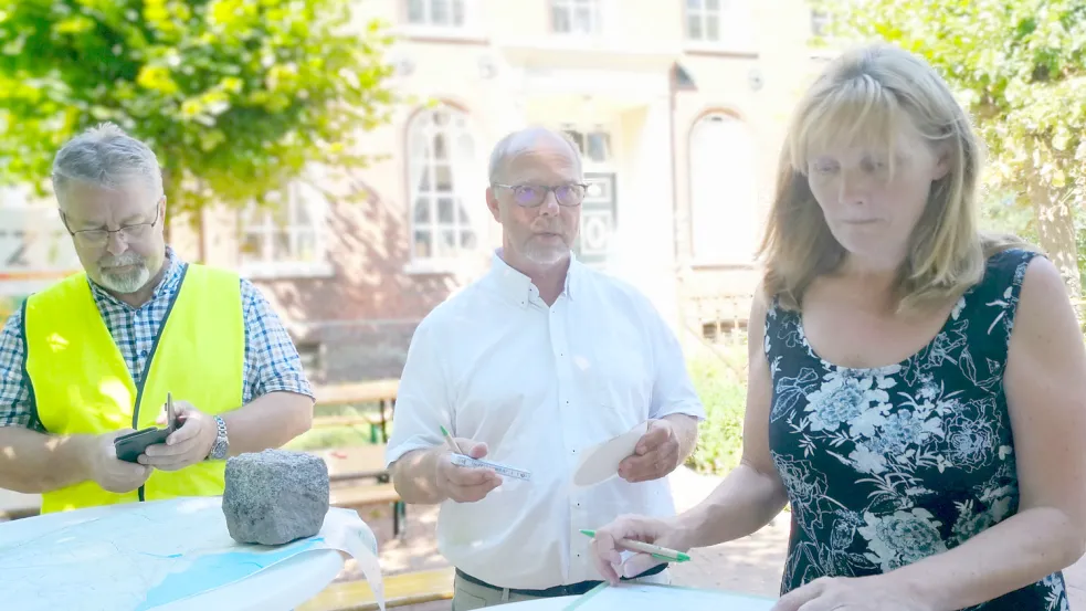 Hilke Looden, Bürgermeisterin der Gemeinde Krummhörn, unterzeichnete die Anerkennungserklärung der Kommunen direkt vor Ort. Wolfgang Hinrichs (links) und Garrelt Agena vom Vereinsvorstand freuen sich über die Fortschritte.Foto: Karin Böhmer