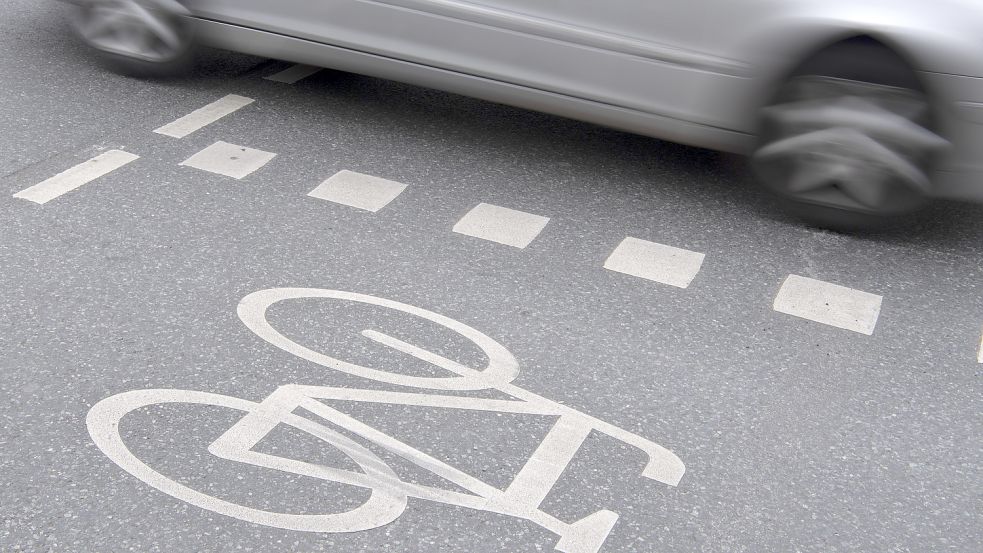 In Uplengen hat es einen Unfall gegeben. Ein Fahrradfahrer wurde mit schweren Verletzungen ins Krankenhaus gebracht. Symbolfoto: Boris Roessler/dpa