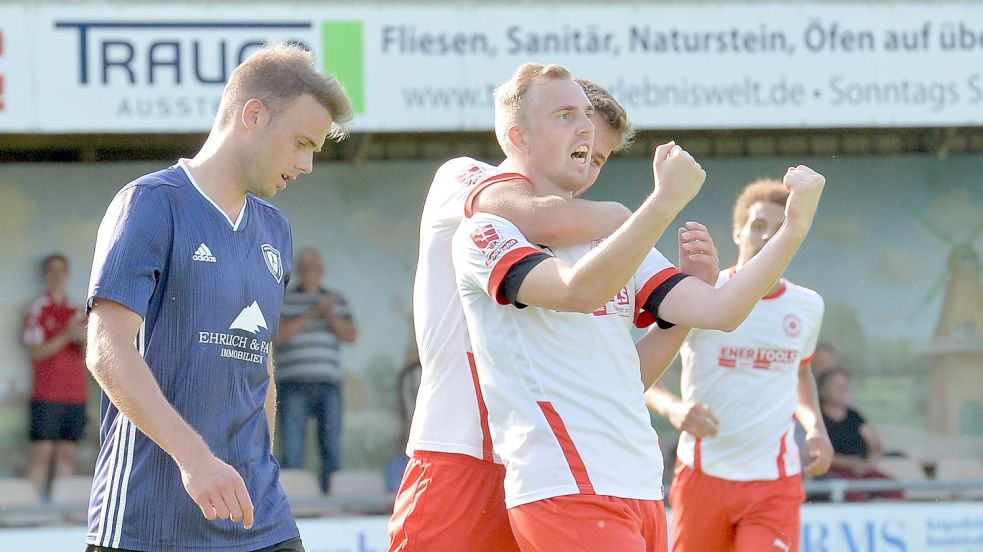 Ralf Aden bejubelt ein Tor gegen Jheringsfehn. Am Sonntag geht es für Großefehn zum Derby nach Aurich.Foto: Bernd Wolfenberg