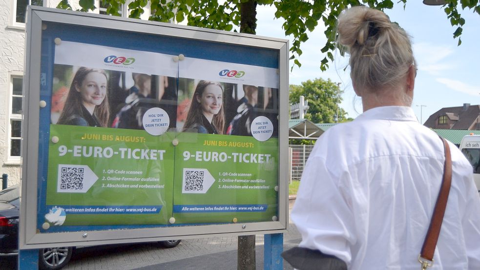 Schon Ende Mai wurde am Auricher Zob mit Plakaten für das Neun-Euro-Ticket geworben. Foto: Neelke Harms