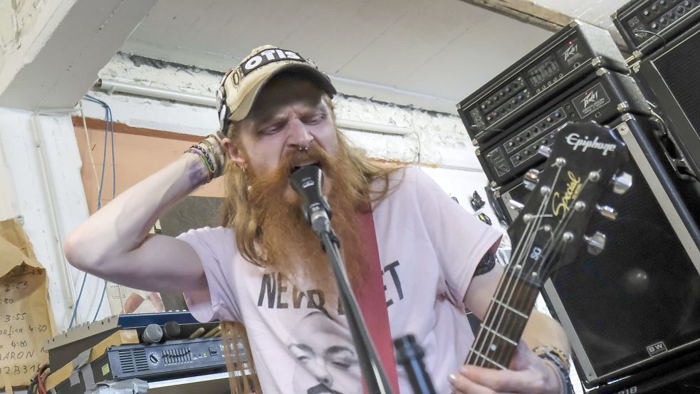 Singt, als käme er aus der Hölle: Mo Fabian, der Kopf und der geistige Vater der Doom-Metal-Band Eremit. Foto: Thomas Osterfeld