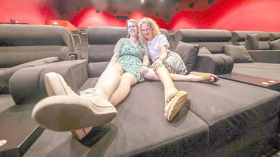 Künftig können sich manche Cinestar-Kinogäste während des Films auf Sofas fläzen. Kostet das mehr? Foto: Hock/OZ