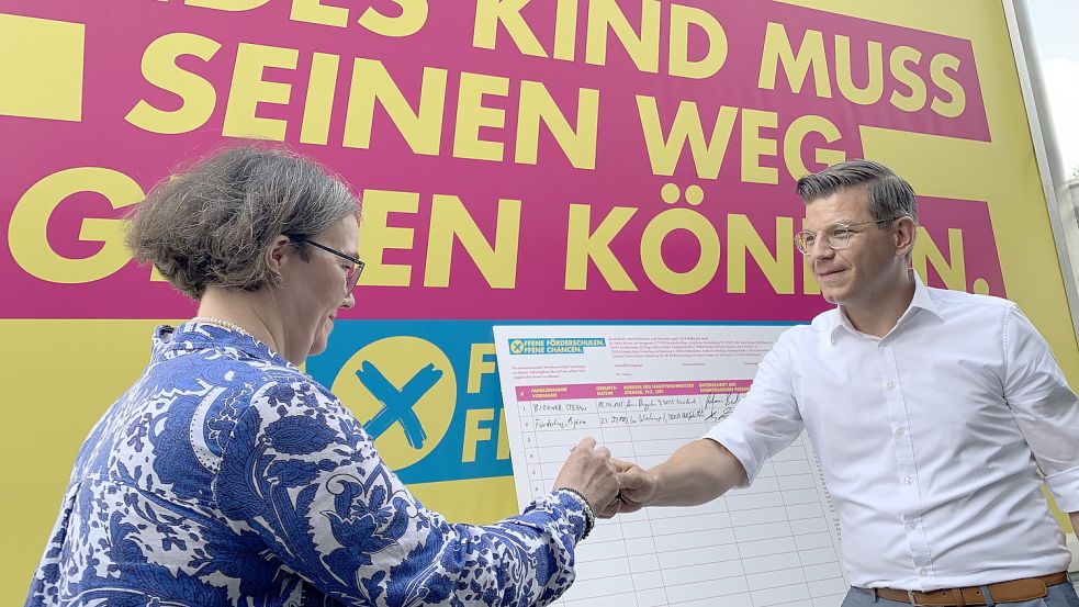 Haben - zunächst symbolisch - für das Volksbegehren zum Erhalt der Förderschulen in Niedersachsen unterschrieben: Die FDP-Landtagsabgeordneten Björn Försterling und Susanne Schütz. Foto: Lars Laue