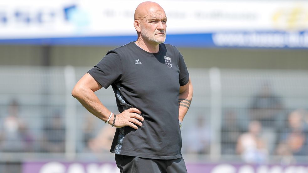 Da ist auch Kickers-Trainer Stefan Emmerling ratlos: Bereits nach 19 Minuten war das Spiel verloren. Foto: Stephan Friedrichs