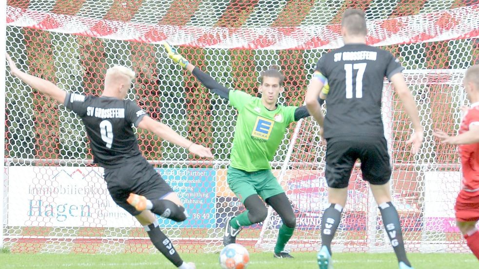 Mit einem Doppelschlag Mitte der ersten Hälfte sorgte der SV Großefehn für eine 2:0-Halbzeitführung auf dem Auricher Ellernfeld. In dieser Szene traf Janek Freudenberg (links) für die Fehntjer. Der Auricher Torwart Ethan Patrick Kennedy war machtlos gegen den Schuss des SVG-Spielers. Großefehns Hauke Specht und der Auricher Stanislav Geis (rechts) sind Zaungäste. Foto: Bernd Wolfenberg