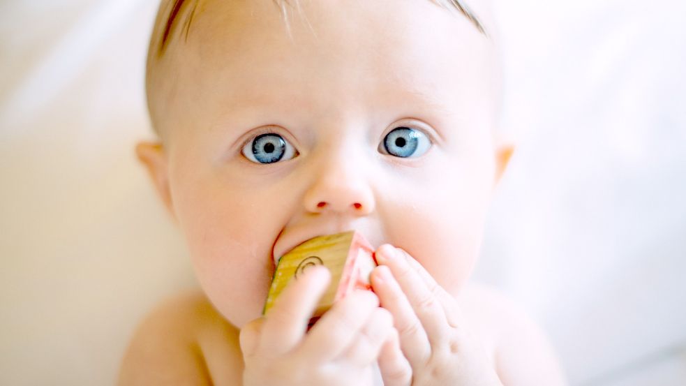 Auch wenn es viele niedliche Klamotten für dieses süße Baby gibt: haltet Euch zurück! Foto: Unsplash/Colin Maynard