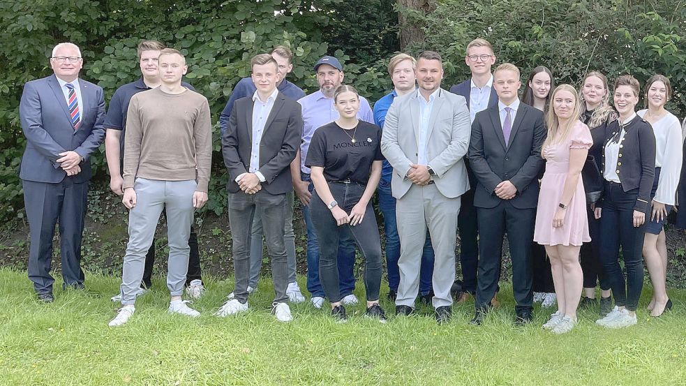 Ein Teil der erfolgreichen Prüflingen mit ihren Prüfern. Foto: Brandkasse