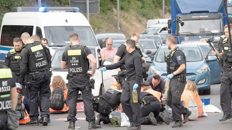 Demonstranten der Gruppe „Letzte Generation“ haben Mitte Juli eine Ausfahrt der Stadtautobahn im Stadtteil Schöneberg blockiert. Foto: Paul Zinken/dpa