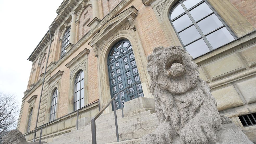 Ein Steinlöwe vor dem Gebäude der Alten Pinakothek in München. Das Museum beherbergt eine der bedeutendsten Kunstsammlungen der Welt. Foto: picture alliance / Andreas Gebert/dpa