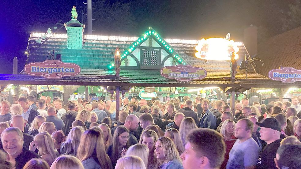 Bis spät in die Nacht war es bei den Festtagen wie hier vor dem „Hühnerstall“ voll. Foto: Udo Hippen