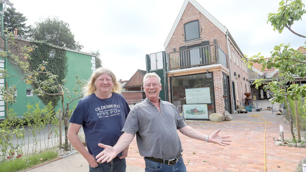 Besitzer Jann Kruse (links) und Kneipenchef Gerry Creighton freuen sich auf die Eröffnung von „Dat Packhus“. Foto: Romuald Banik