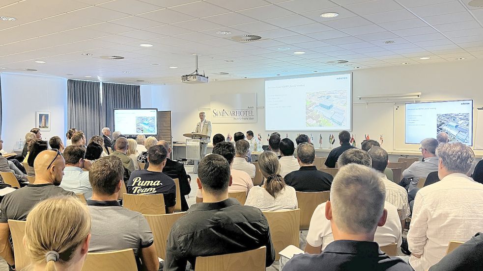 Dr. Dieter Köster begrüßte die Gäste des Symposiums im Seminarhotel in Aurich. Foto: Köster AG