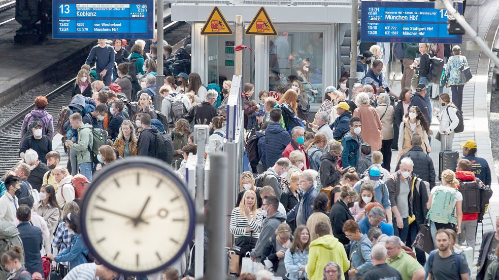 Während des 9-Euro-Tickets wurde es am Hauptbahnhof schnell eng, besonders an den Wochenenden. Foto: dpa/Georg Wendt