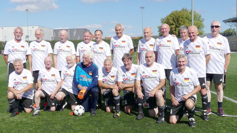 Mit Schwarz-Rot-Gold auf der Brust präsentierten sich die Senioren-Fußballer aus Ostfriesland und Drumherum bei der Ü70-WM im dänischen Roskilde. Die Auswahlmannschaft verpasste den Sprung ins Endspiel, sicherte sich aber im Spiel um Platz drei die Bronzemedaille. Foto: privat