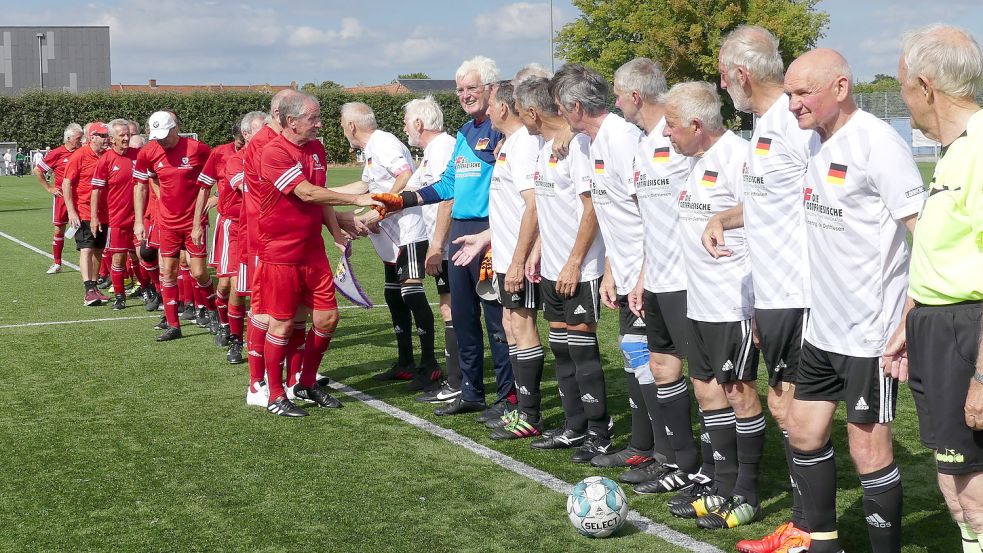 Händeschütteln vor dem Spiel von Team Deutschland gegen die Konkurrenz aus Wales (Rote Trikots). Die deutschen Spieler setzten sich mit 1:0 durch und zogen ins Halbfinale ein.