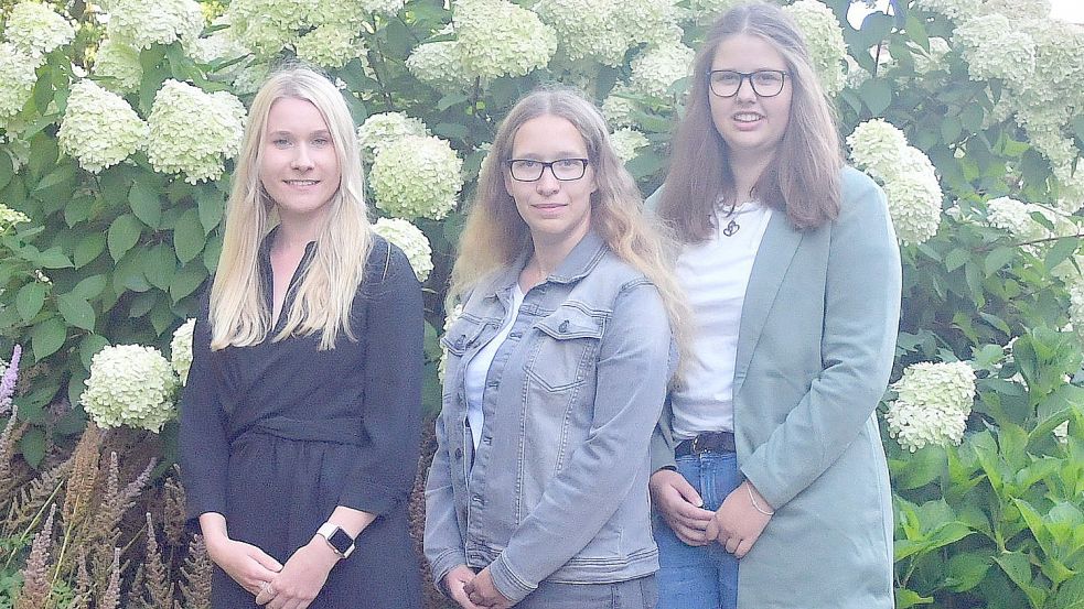 Sie wollen die neue Wiesmoorer Blütenkönigin werden: Justina Brazda aus Moormerland (von links), Janina Engeldinger aus Westerholt und Jana Gerdes aus Wiesmoor. Die anderen Kandidatinnen hatten sich für den Fototermin zum Teil entschuldigen lassen. Foto: Gerd-Arnold Ubben