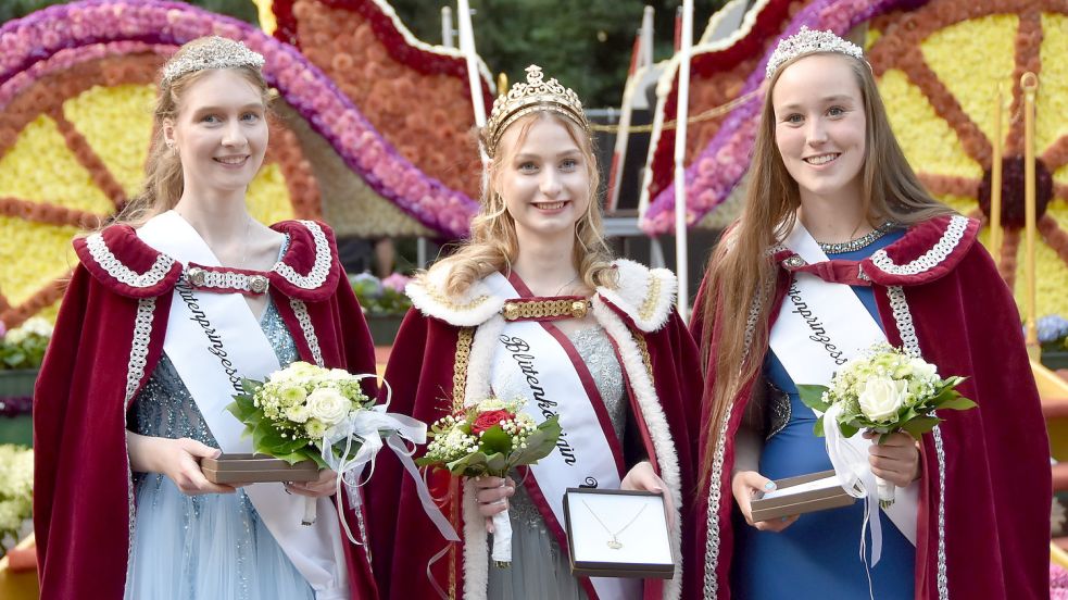 Das aktuelle Königshaus der Stadt Wiesmoor nach der Wahl im vergangenen Jahr: Am Sonntag werden Blütenkönigin Anna-Lea Oltmanns alias Hydrangea I. (Mitte) und ihre Prinzessinnen Alena Meyer (rechts) sowie Sarah Emkes abgelöst. Foto: Thomas Dirks