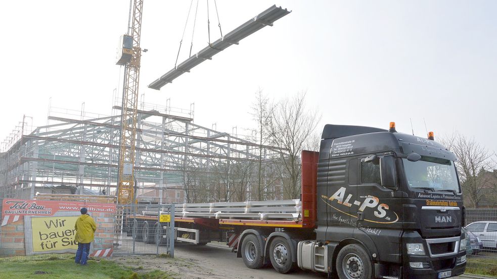 Anfang 2016 schwebten die Dachteile für die Kurt-Knippelmeyer-Halle ein. Eine Fotovoltaikanlage wurde nicht mit installiert. Das soll bald nachgeholt werden. Foto: Thomas Dirks