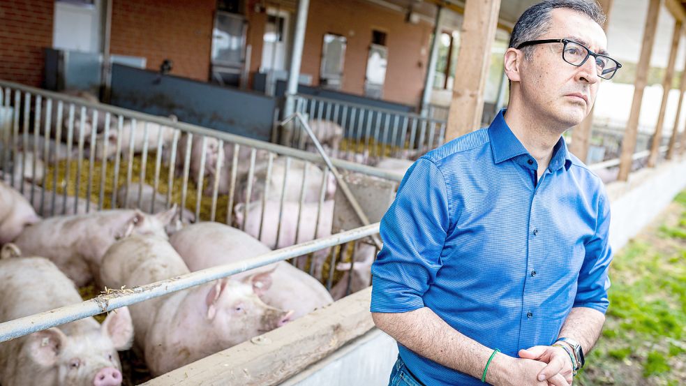 Cem Özdemir plant ein Haltungskennzeichen für Schweinefleisch-Verpackungen. Doch Tierschützer und Wirtschaft kritisieren die Pläne des Grünen-Politikers. Foto: Moritz Frankenberg/dpa