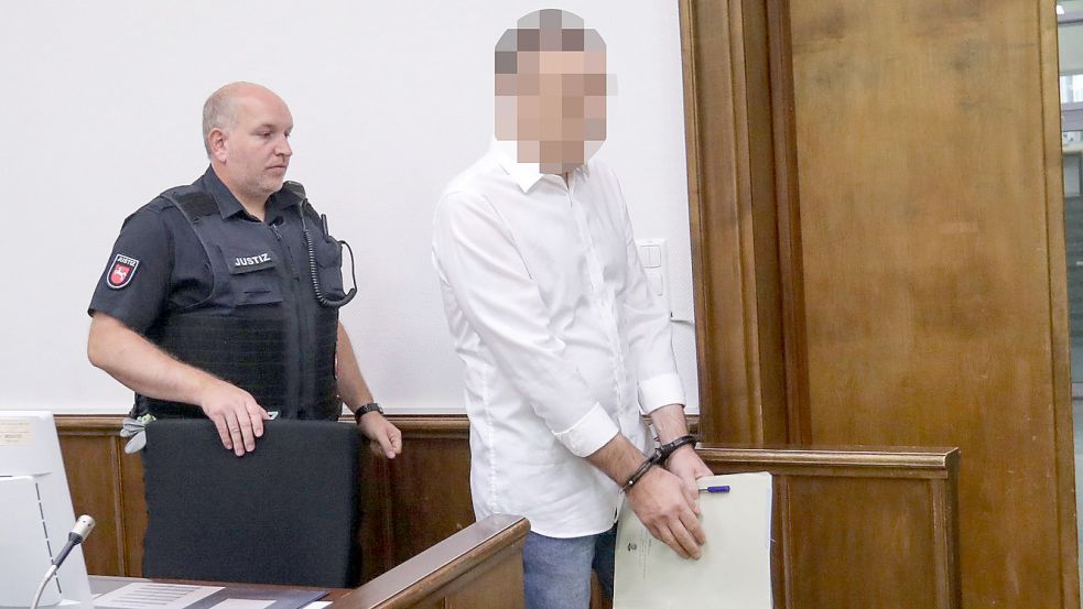 In Handschellen wurde der Leeraner am Dienstag in den Saal des Landgerichts Aurich geführt. Foto: Romuald Banik