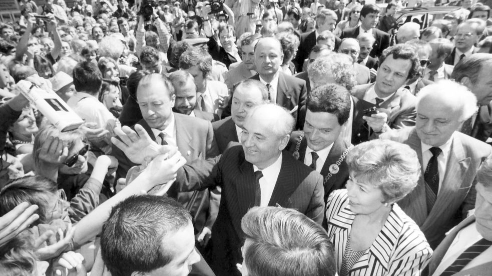 Michail Gorbatschow 1989 in Bonn - die Menge feierte ihn. Foto: Frank Kleefeldt/dpa