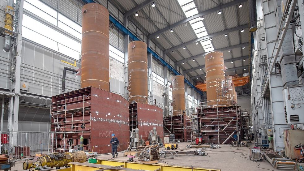 Ein Foto aus dem Juni 2020: In einer Halle der Emder Fosen-Werft wurde an Bauteilen für eine Lachsfarm gearbeitet.Foto: DPA