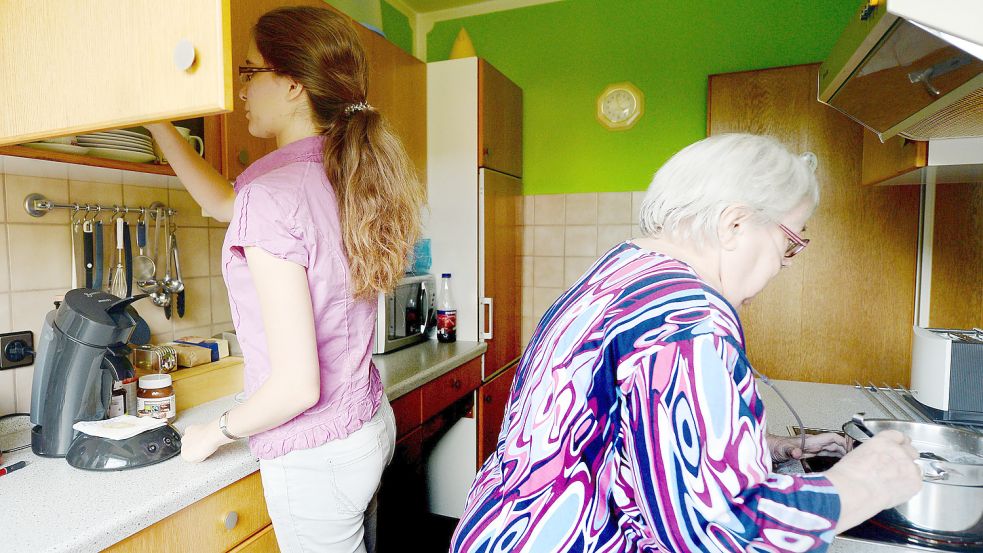 80 Prozent der pflegebedürftigen deutschen Senioren leben in ihrem Zuhause und werden punktuell von Angehörigen und Pflegediensten unterstützt. Foto: DPA